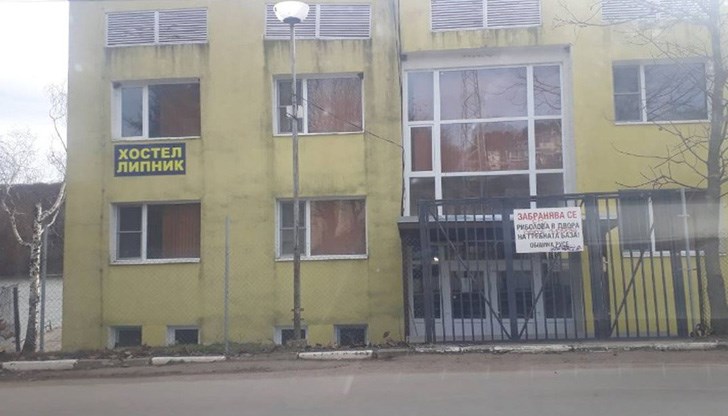 Имотът отдавна е преименуван от Гребна база на хостел, но изобщо не е разработен като такъв