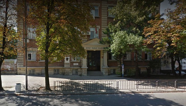 Ученици се обявиха против освобождаването на преподавателката Калина Пенева Ученици се обявиха против освобождаването на преподавателката Калина Пенева