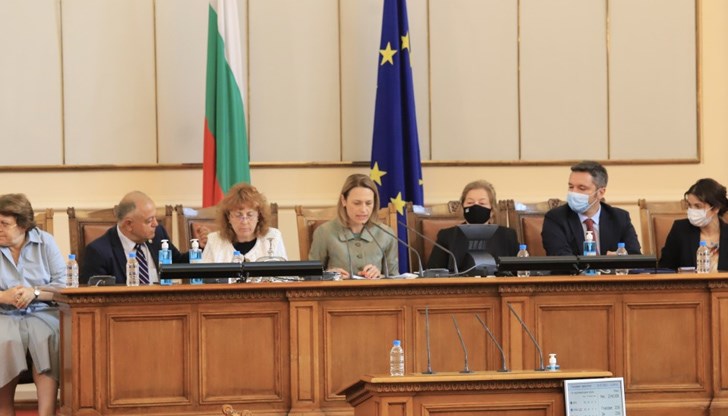 Днешното пленарно заседание ще започне с изслушването на вътрешния министър Бойко Рашков.