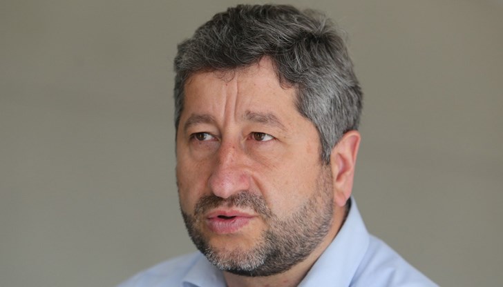 "Правителство в рамките на тези три формации (ИТН, ДБ и ИМВ - бел. ред.) не може да събере достатъчна подкрепа за пълноценно мнозинство. От наша гледна точка е важно да има управление, но то да бъде управление на дълбоката промяна“ каза Иванов "Правителство в рамките на тези три формации (ИТН, ДБ и ИМВ - бел. ред.) не може да събере достатъчна подкрепа за пълноценно мнозинство. От наша гледна точка е важно да има управление, но то да бъде управление на дълбоката промяна“ каза Иванов