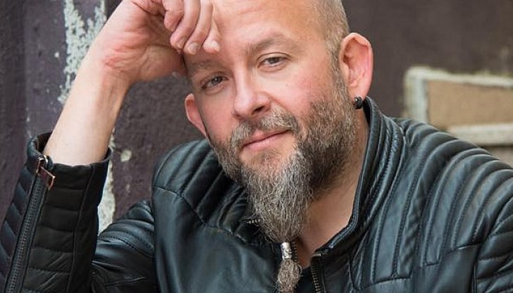 Трагично ми е писнало от чужди монолози. Чувам достатъчно много себе си, за да слушам и как властници се опияняват от собствения си глас докато мятат кървави обещания на тезгяха пред мен