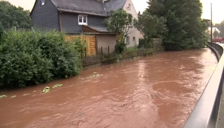 В района на австрийските Алпи са се изсипали над 80 литра на квадратен метър, което не се е случвало от десетилетия