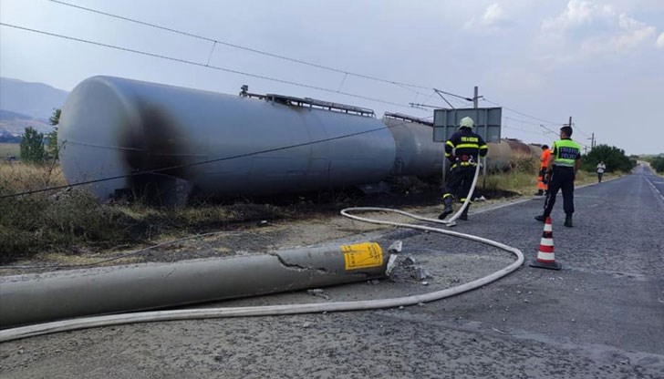 След инцидента са се запалили сухи треви и храсти около ж.п линията