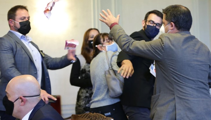 Веселин Иванов (вдясно) опитва да предпази главния прокурор Иван Гешев от фалшиви банкноти евро с лика на Бойко Борисов, хвърлени от активист на "Демократична България" в Народното събрание, 14 октомври 2020 г.