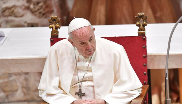 Папата бе приет в болницата вчера следобед, а комюникето на Бруни бе публикувано малко преди полунощ