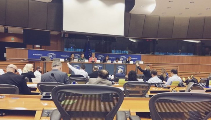 Брюксел бе подложен на критика, че САЩ виждат корупцията и сочат имена, а ЕК си затваря очите