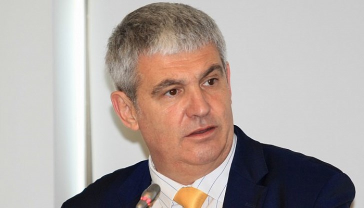 "За двама възрастни с едно дете до 14 г. са необходими 1925 лв., което означава че двамата работещи трябва да получават чисто по 962 лв.", посочи Пламен Димитров "За двама възрастни с едно дете до 14 г. са необходими 1925 лв., което означава че двамата работещи трябва да получават чисто по 962 лв.", посочи Пламен Димитров