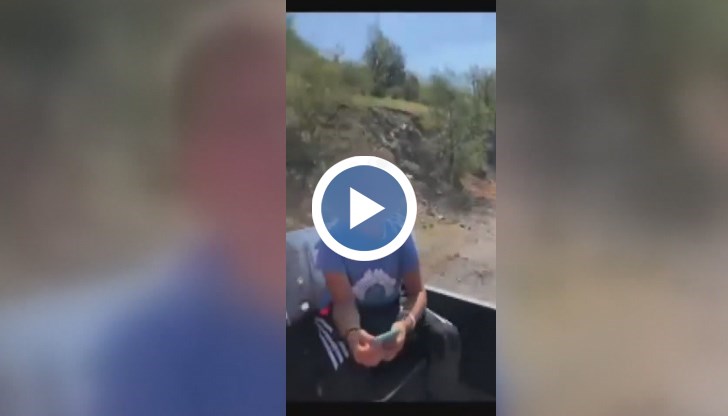 Децата буквално "подскачат" върху седалките, пътувайки по неравен терен