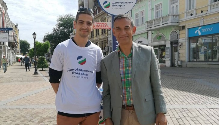 Стефан Тафров мълчи и се прави на разсеян идиот по улиците на Русе