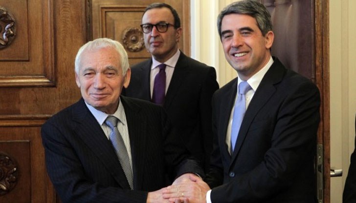 Седим с увесени ченета и ококорени очи и вярваме във фокусите.....тъжна гледка...