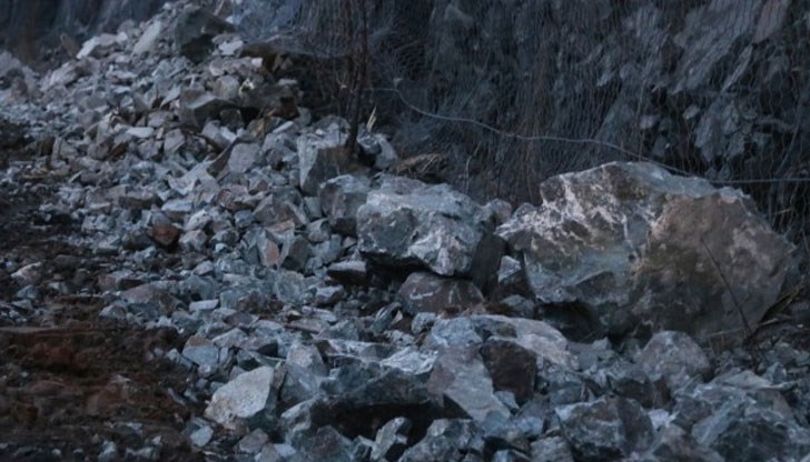 Камъните са затворили напълно едната пътна лента и частично втората