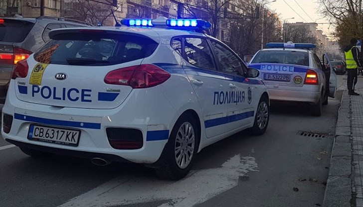 59-годишната шофьорка е откарана и настанена в болница „Канев“ с комоцио и охлузни рани по лицето
