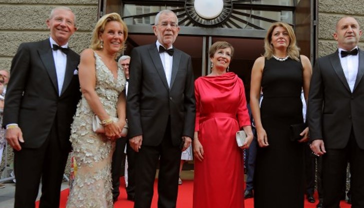 Радева бе заложила на дълга черна рокля с високо деколте, комбинирана с бяла огърлица