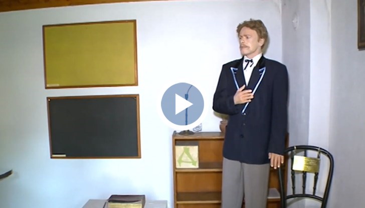 Апостола е роден в град Карлово в много бедно семейство