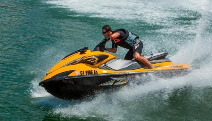 Бягат с мръсна газ от катерите на Гранична полиция, не спазват забрани и коридори Бягат с мръсна газ от катерите на Гранична полиция, не спазват забрани и коридори