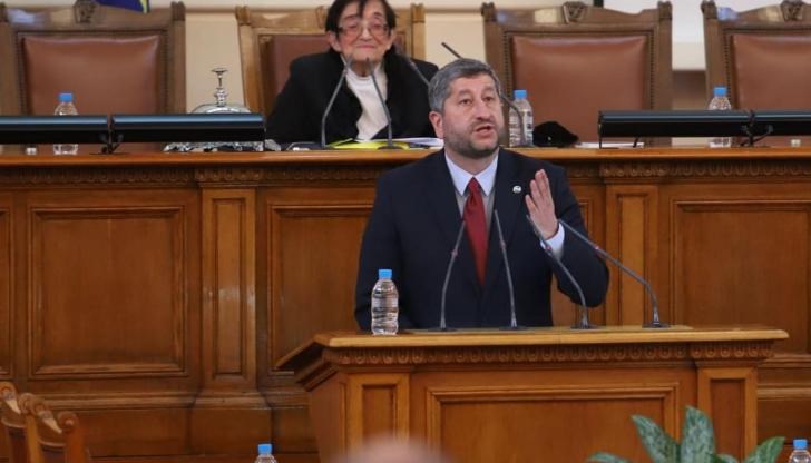 Остри реплики и взаимни обвинения за корупция и зависимости си размениха "Демократична България" и ДПС в пленарната зала