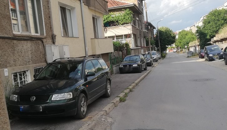 Улица "Мальовица" в Русе се оказва без тротоари за пешеходците и без сянка заради отсечени дървета