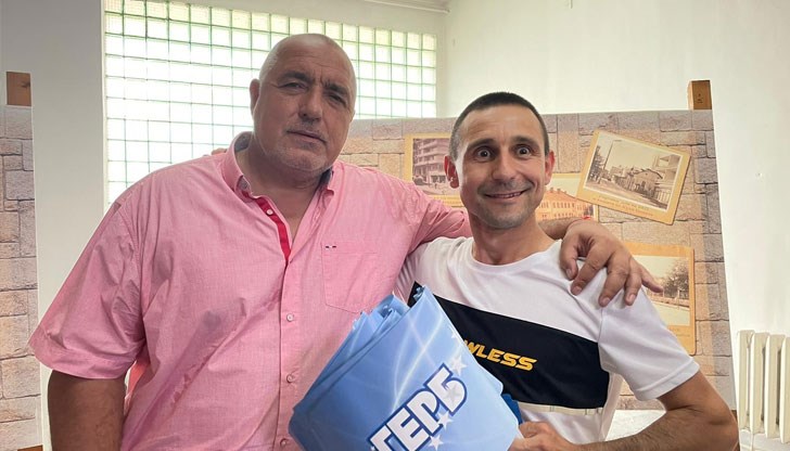 Управлявалата 12 години партия залага на личната харизма и „гушкането“ на лидера си, а не на модерна икономика и спазване на човешките права Управлявалата 12 години партия залага на личната харизма и „гушкането“ на лидера си, а не на модерна икономика и спазване на човешките права