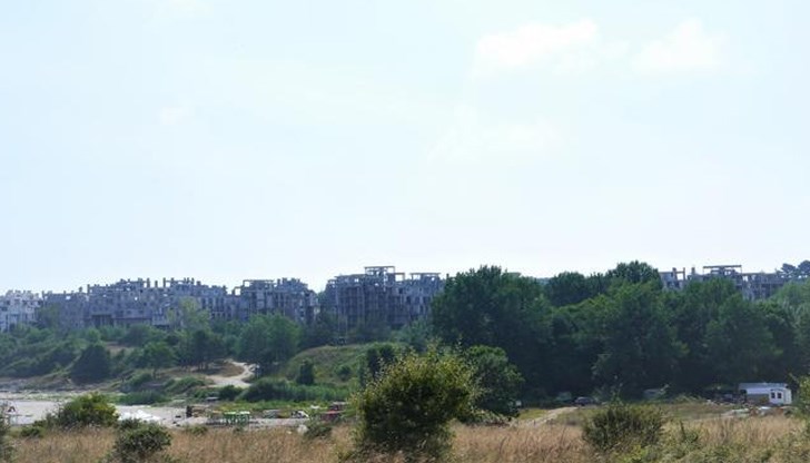 Зад тях стоят интересите на бизнеса, местната власт, а често и на местните хора, чиято идея за "оправяне в живота" минава през продажбата на наследствените земи Зад тях стоят интересите на бизнеса, местната власт, а често и на местните хора, чиято идея за "оправяне в живота" минава през продажбата на наследствените земи