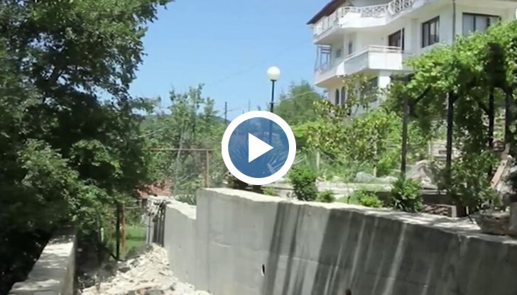 Съседите му издигнали зид пред единствения подстъп до дома му