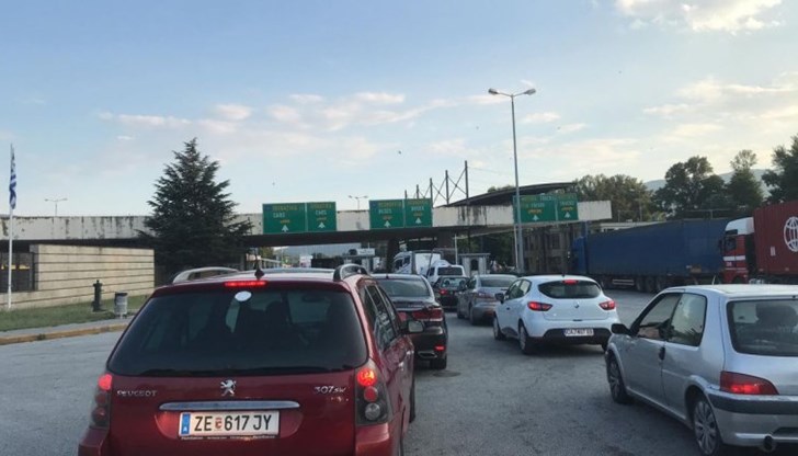 Българските граждани могат да влизат в Гърция след представяне на следните документи Българските граждани могат да влизат в Гърция след представяне на следните документи