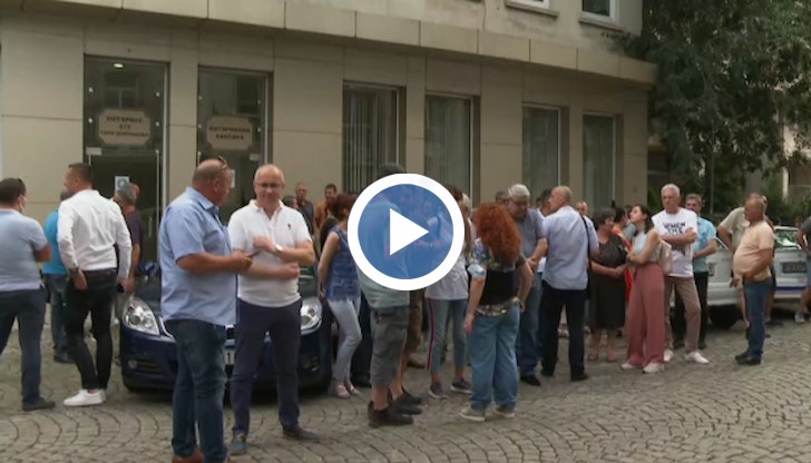 Мълчалив протест на активисти на ГЕРБ пред Областната дирекция на МВР в Пловдив