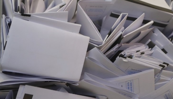 Освен бюлетините, са открити и списъци с имена на лица