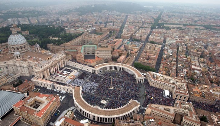 Измами, корупция, изнудване, пране на пари: десет служители на Ватикана, сред които и един кардинал, са обвинени в безброй престъпни деяния