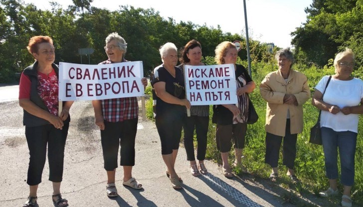 Гражданското недоволство е заради факта, че ремонт на пътя към селото не е правен от години Гражданското недоволство е заради факта, че ремонт на пътя към селото не е правен от години