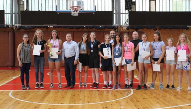Старши треньорът Магдалена Атанасова-Миланова получи плакет „Заслужил треньор“