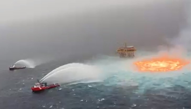 Зрелищни кадри на пожар върху океанската повърхност Зрелищни кадри на пожар върху океанската повърхност