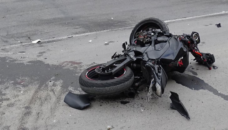 Младият мъж загубил контрол над превозното средство и се преобърнал извън пътното платно