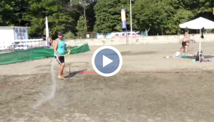 На плажа в Бургас концесионерът се грижи пясъкът по игрищата за спорт на плажа винаги да бъде мокър