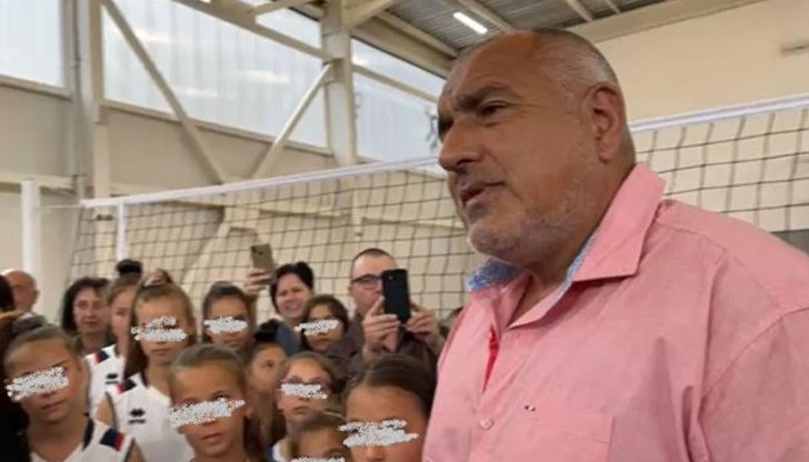 Строени, децата в спортни екипи, видимо подготвени, отговориха в хор, че новият физкултурен салон им харесва