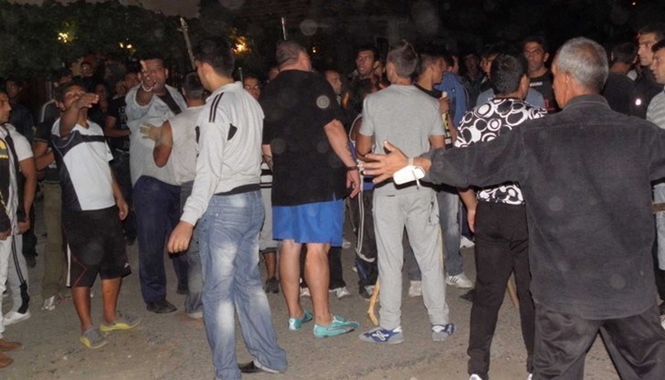 За да овладеят масовото меле са повикани всички служители от почиващите смени на Районното управление в Пещера