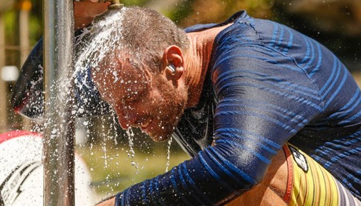 Първият удар на жегата поема мозъкът ни и вегетативната нервна система. Именно до тях по нервните окончания постъпват оплаквания от всички органи – те са прегрели и „не могат повече да работят в такива условия” Първият удар на жегата поема мозъкът ни и вегетативната нервна система. Именно до тях по нервните окончания постъпват оплаквания от всички органи – те са прегрели и „не могат повече да работят в такива условия”