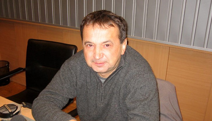 Хората спят по шезлонгите, защото няма място на плажа...Затова се разви и алкохолният туризъм