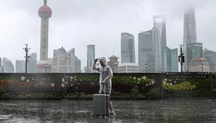 Мащабна евакуация в Шанхай заради мощния тайфун "Ин-фа"