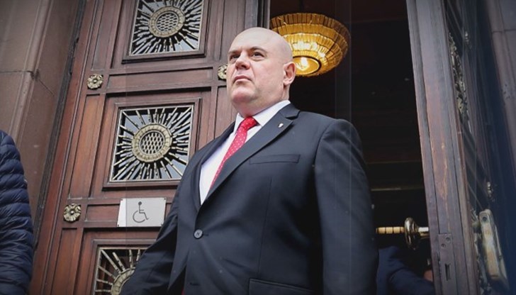 В случай, че висшите магистрати гласуват за отстраняването на главния прокурор, на ход е държавния глава