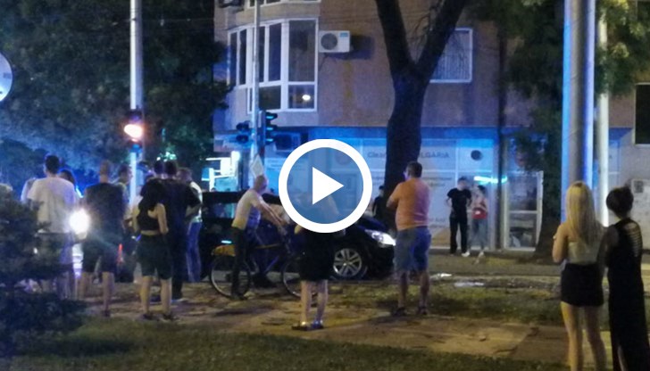 Автомобил изхвърча от платното и се заби в дърво