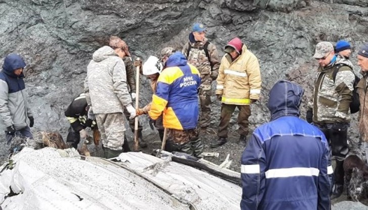 Спасителите намериха останките от 19 тела на пътници от самолета, който се разби вчера на полуостров Камчатка