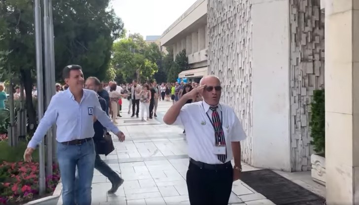 Подготвилият се да изпълни мазурка господин на заден план е градоначалник на Пазарджик