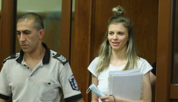 Тя и още шестима души са обвинени в участие в престъпна група Тя и още шестима души са обвинени в участие в престъпна група