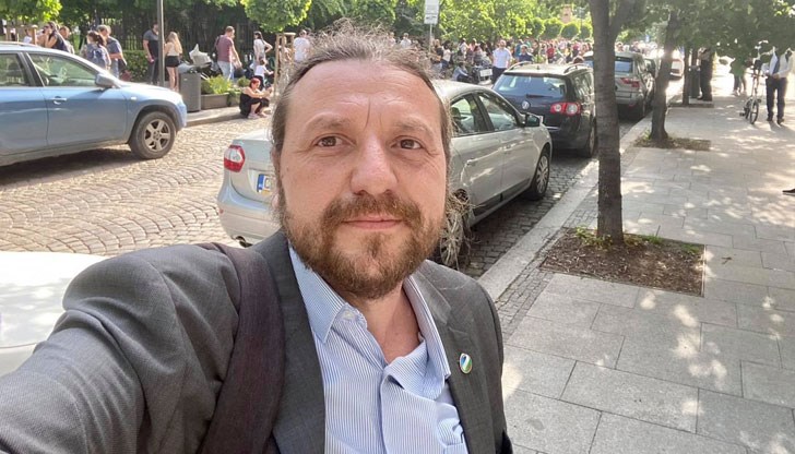 Блъска колата му на светофар и бяга от местопроизшествието