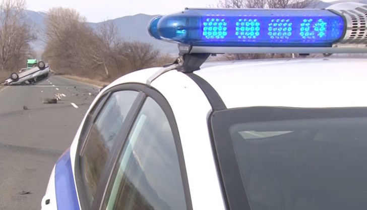 Тримата са отведени в болница и са били контактни