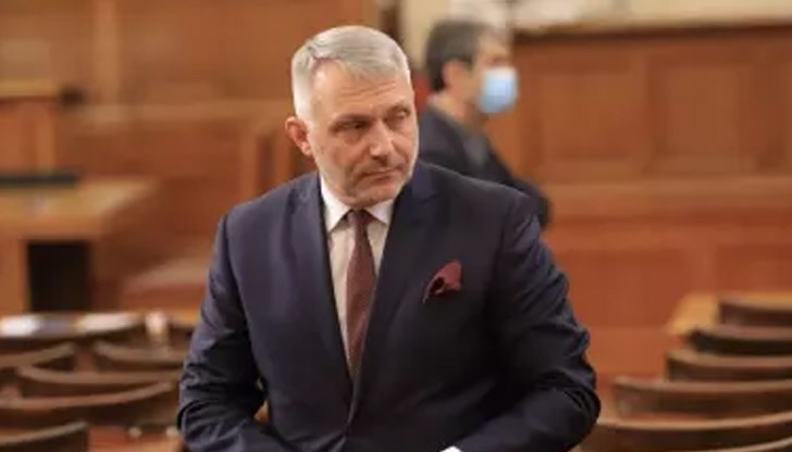 Тя ще разследва и факти и обстоятелства, свързани с подслушване и следене на демонстранти, опозиционни лидери и членове на партии от опозицията Тя ще разследва и факти и обстоятелства, свързани с подслушване и следене на демонстранти, опозиционни лидери и членове на партии от опозицията