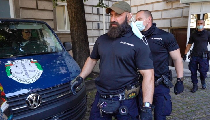 Става дума за събитията през миналото лято, когато хора от прокуратурата, от МВР и от Бюрото за защита на свидетелите към главния прокурор влязоха в президентската институция, извършиха обиски на поне два кабинета и след това арестуваха двама души