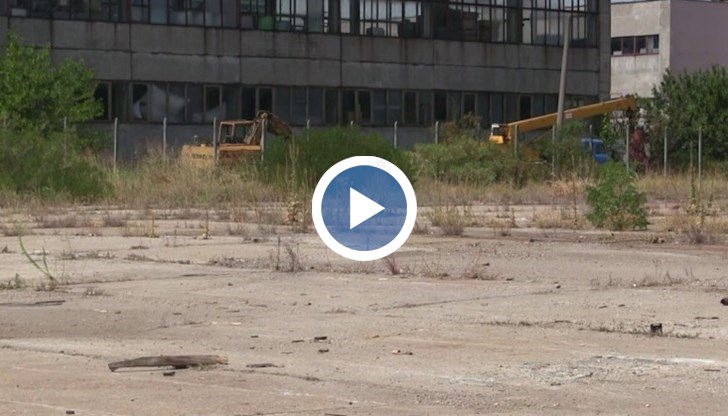 Същевременно ще бъде обособено и допълнително място за изчакване в най-дясната лента по бул. "Тутракан"