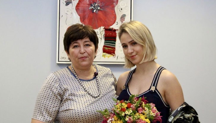 Актрисата се срещна с министър Стела Балтова веднага след фестивала в Кан