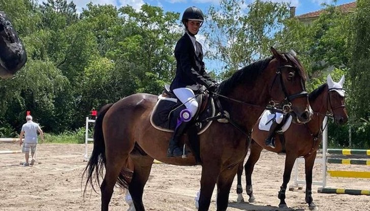 Александра Недялкова се състезава с кобила Галерия Ефизия